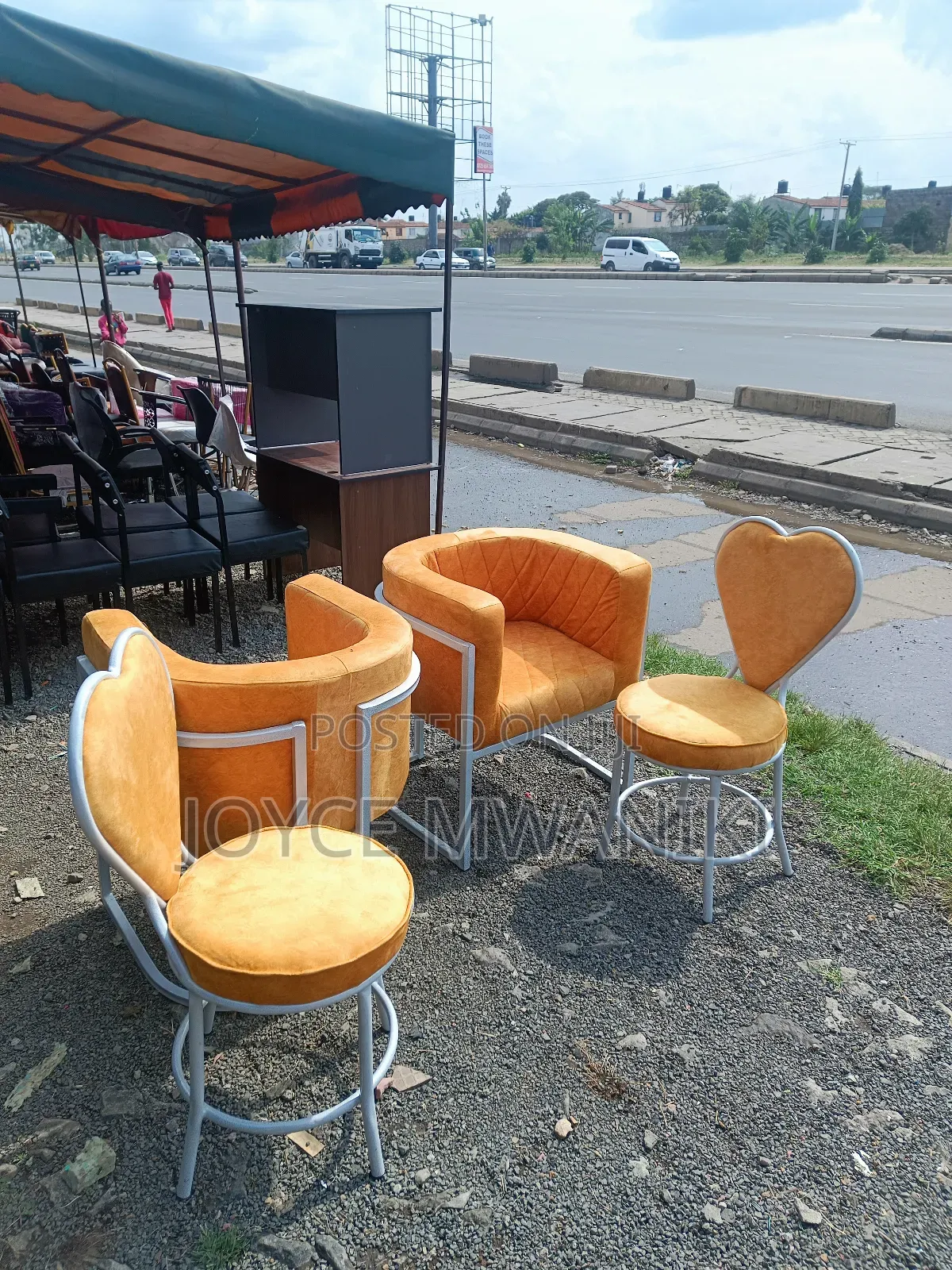4 Manicure Seats, 2 for Clients, 2 for Technicians