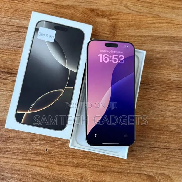 Apple iPhone 16 Pro Max 256 GB Silver - main view