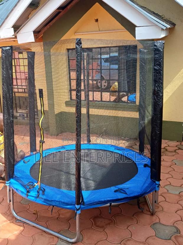 Trampoline With Safety Enclosure Net