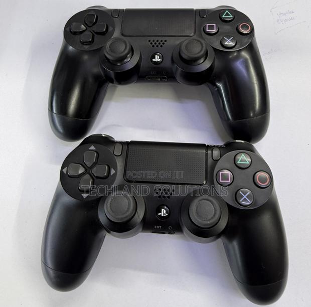 Pristine Ps4 Original. Pad - main view