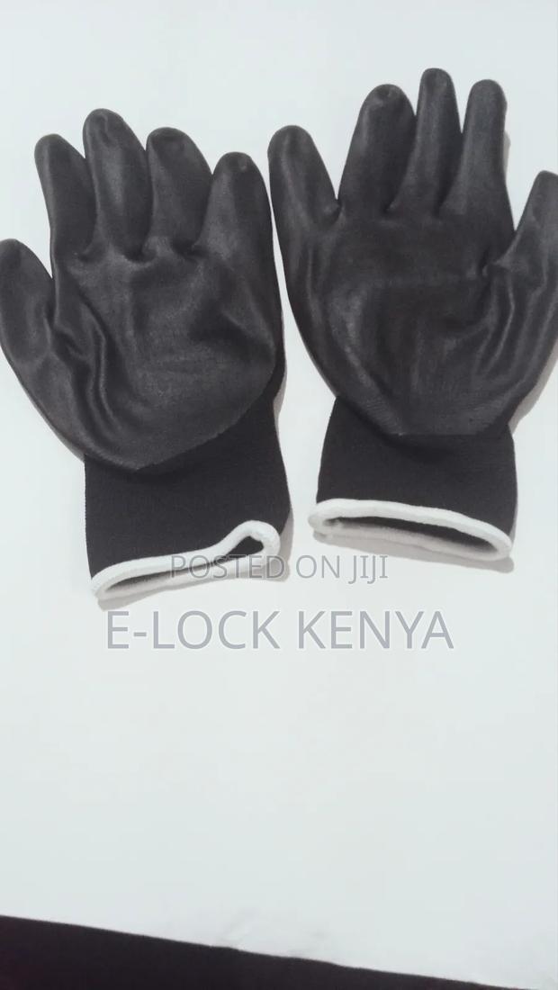 Non Slip Texture Electrical Gloves