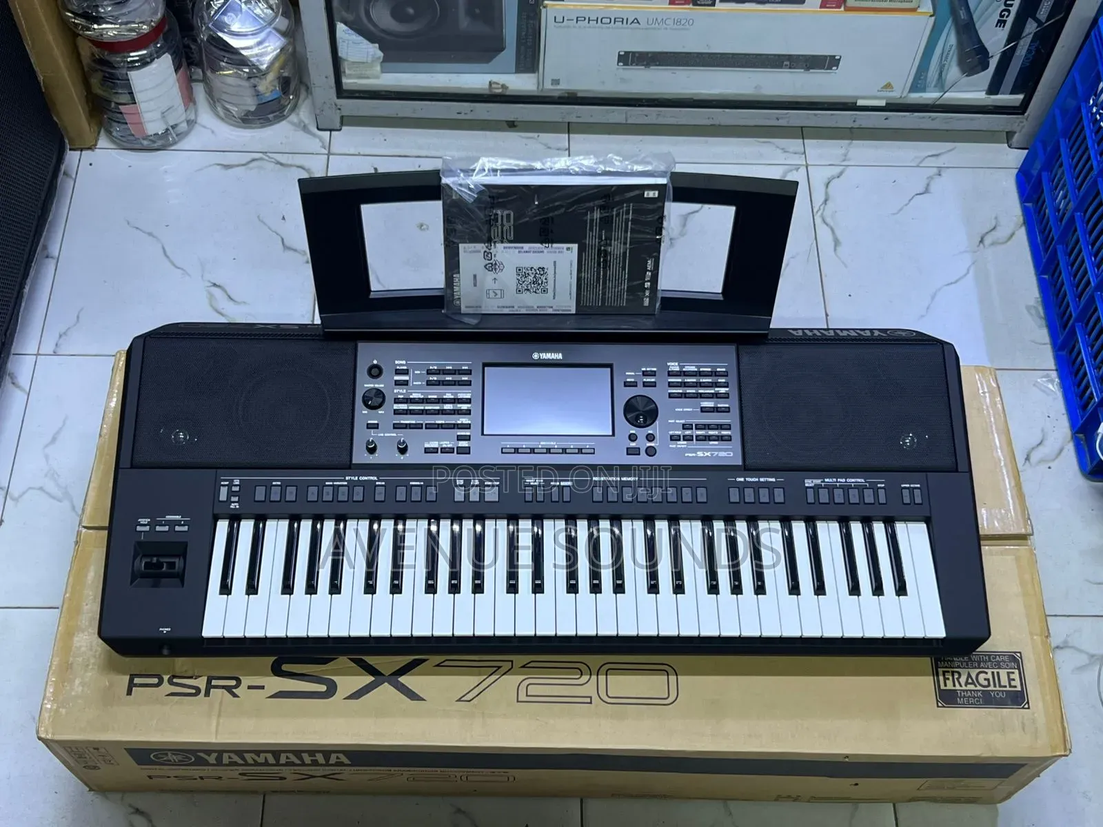 Yamaha 61-Key Arranger Keyboard, Multiple Styles and Voices, Psrsx720
