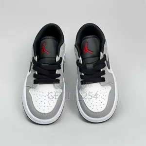 Kids Nike Dunk
Smoke Gray
Size:22,23,24,25,33,34,36