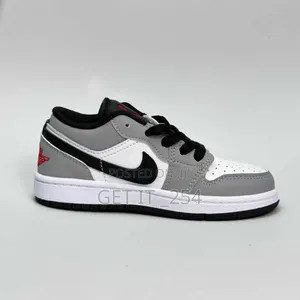 Kids Nike Dunk
Smoke Gray
Size:22,23,24,25,33,34,36