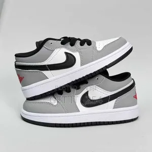 Kids Nike Dunk
Smoke Gray
Size:22,23,24,25,33,34,36