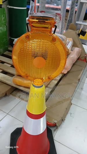 Construction and Road Safety Solar Warning Light - thumbnail 2