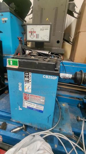 Slightly Used Wheel Balancer Machine Machine Cb250p. - main view