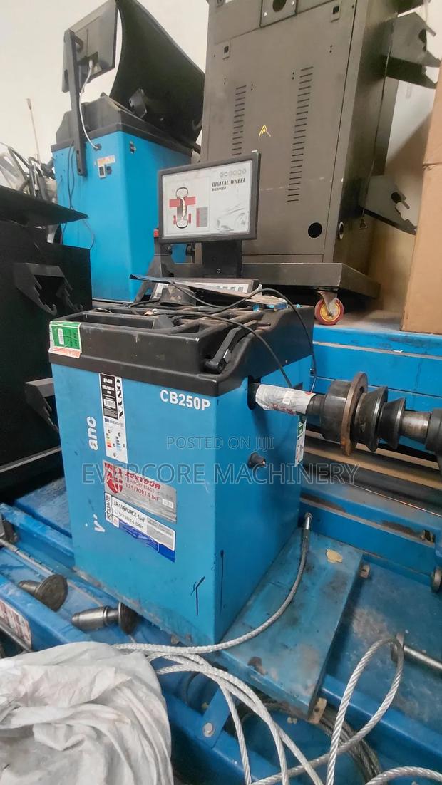 Slightly Used Wheel Balancer Machine Machine Cb250p. - thumbnail 2