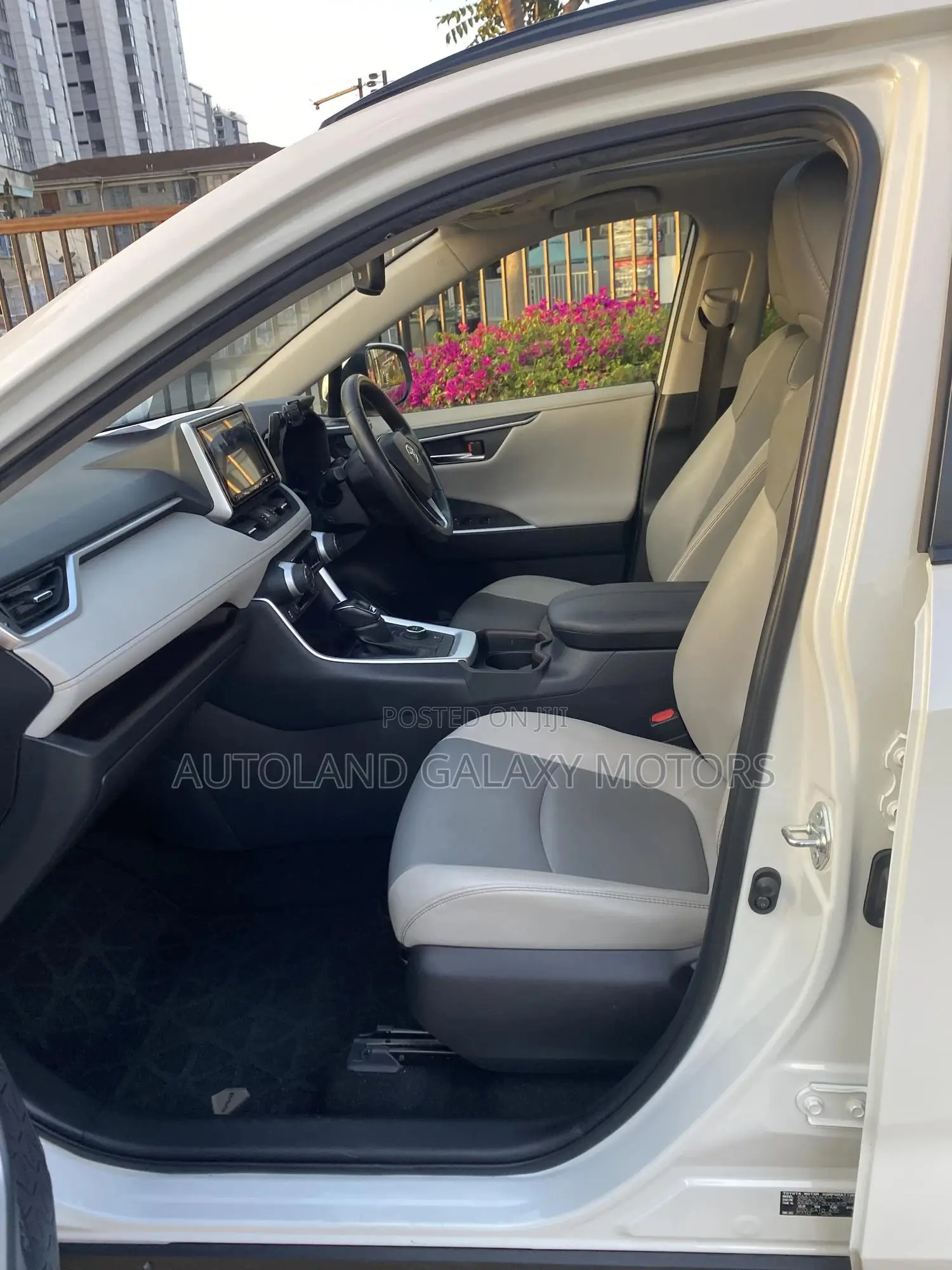 Toyota RAV4 Hybrid 2019 White