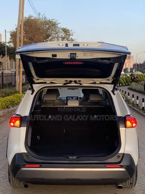 Toyota RAV4 Hybrid 2019 White