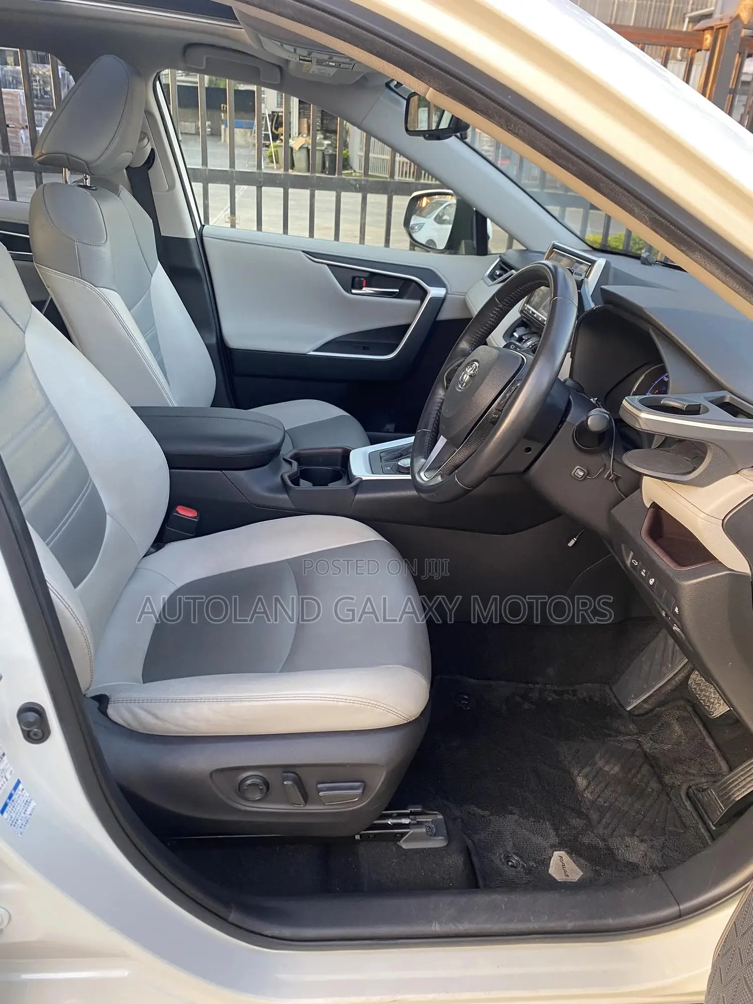 Toyota RAV4 Hybrid 2019 White