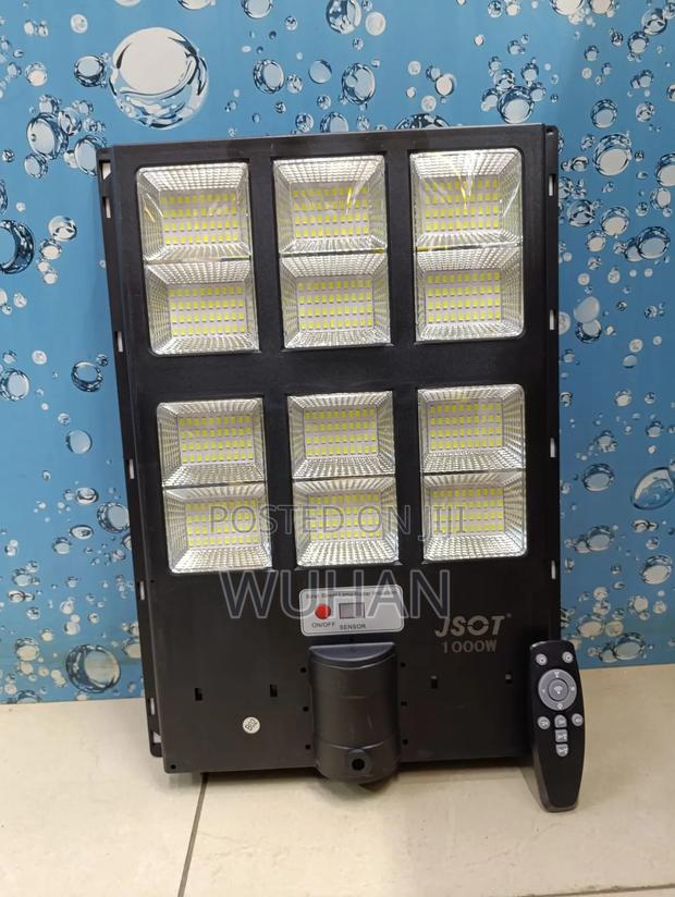 1000 Watts Solar Street Light, Inbuilt Lithium Ion Battery, Waterproof