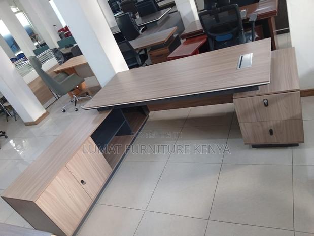 Sleek Office Desk for Professionals - thumbnail 4