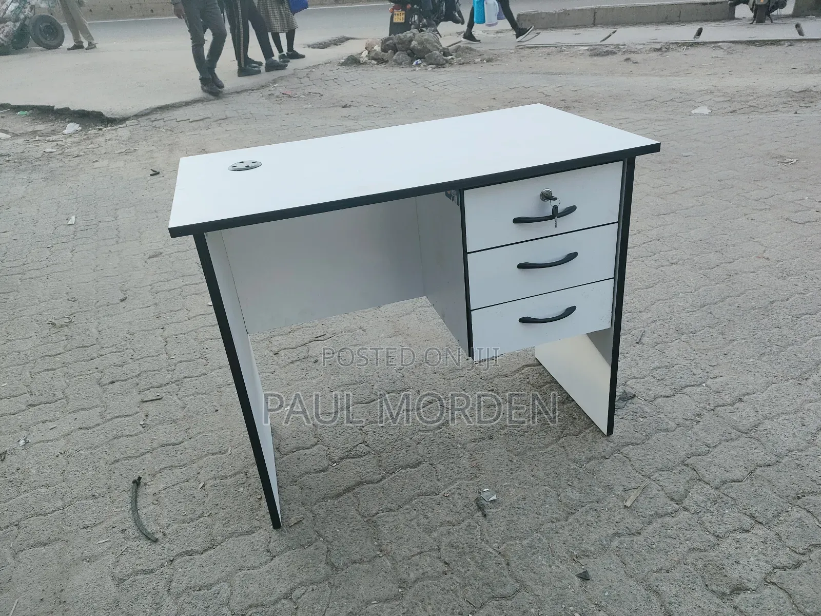 Spacious Laptop Table (0.9m)