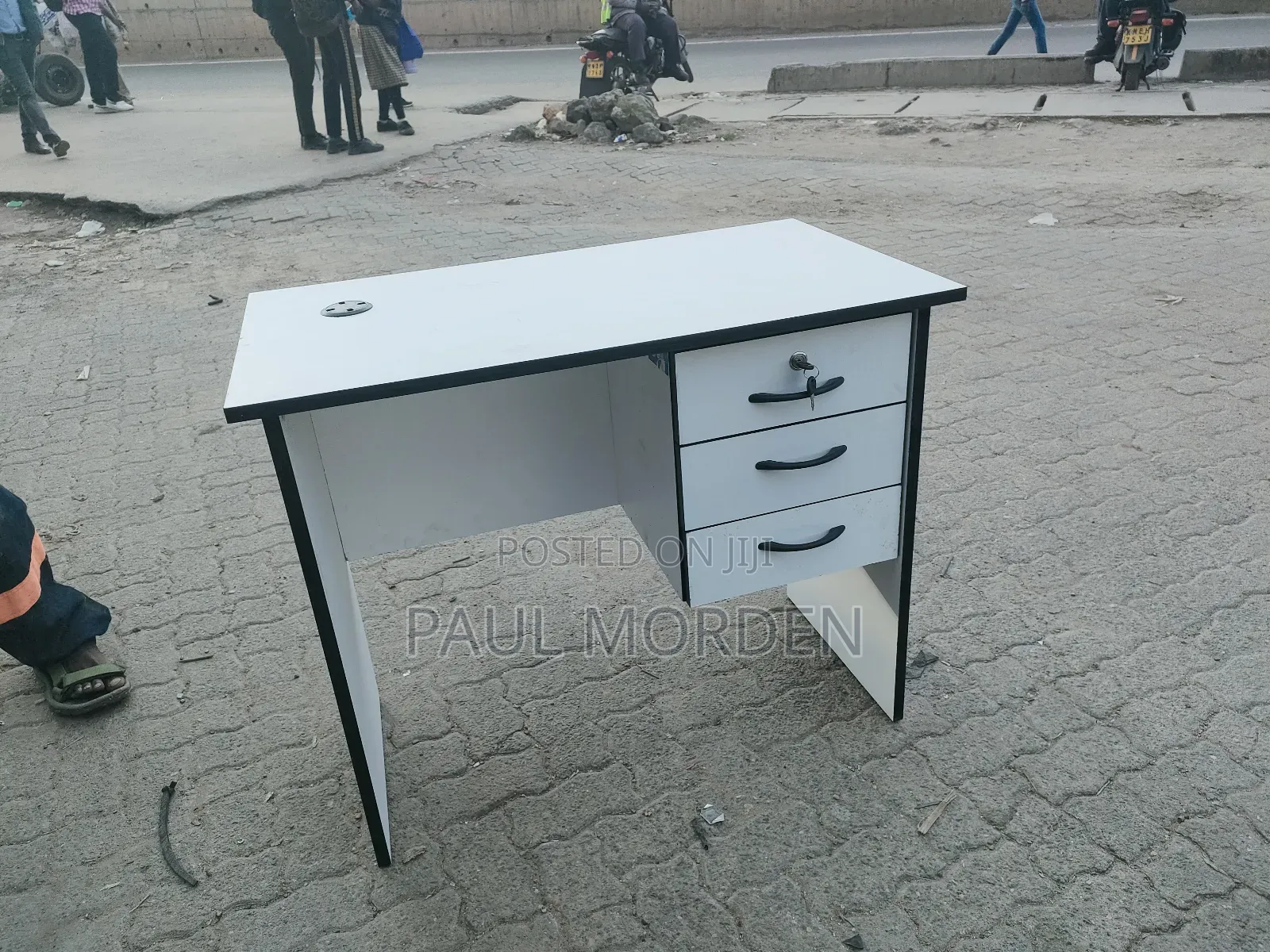 Spacious Laptop Table (0.9m)