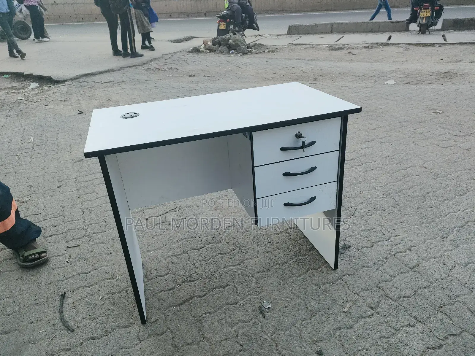 Spacious Laptop Table (0.9m)