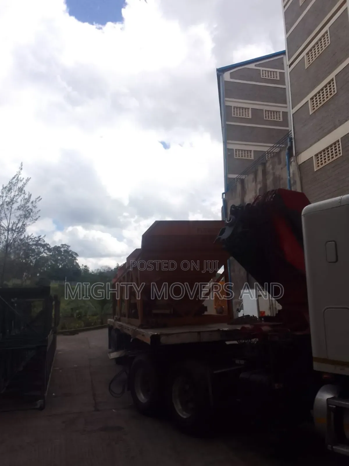 Transit Trailers With Cranes Are Available for Logistics Services