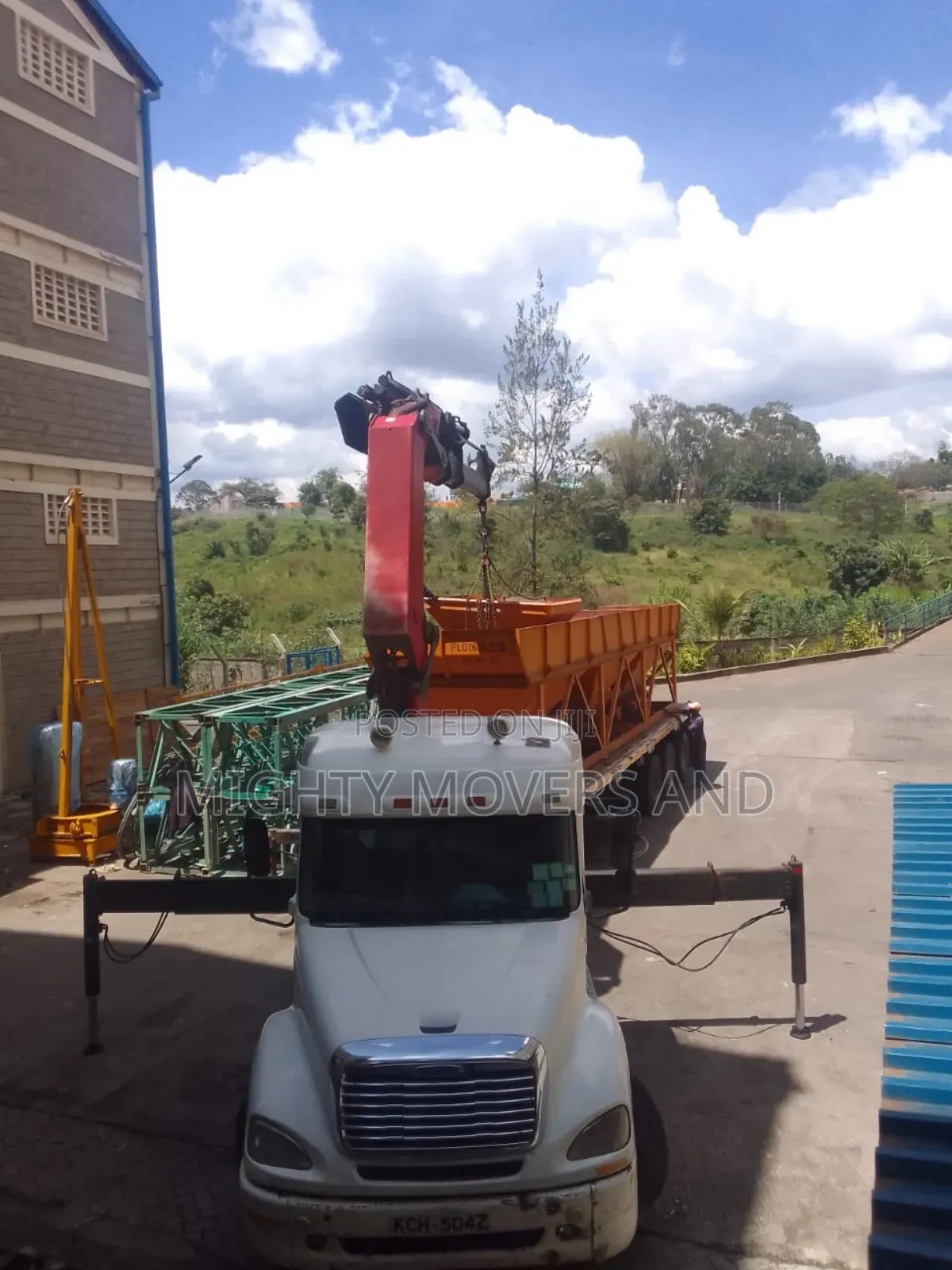 Transit Trailers With Cranes Are Available for Errands and Logistics