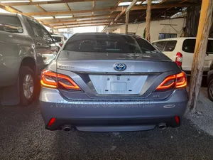 Toyota Crown 2018 Silver