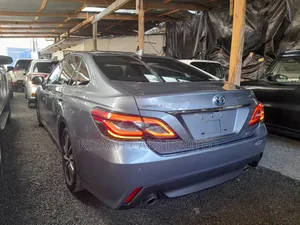 Toyota Crown 2018 Silver
