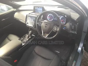 Toyota Crown 2018 Silver