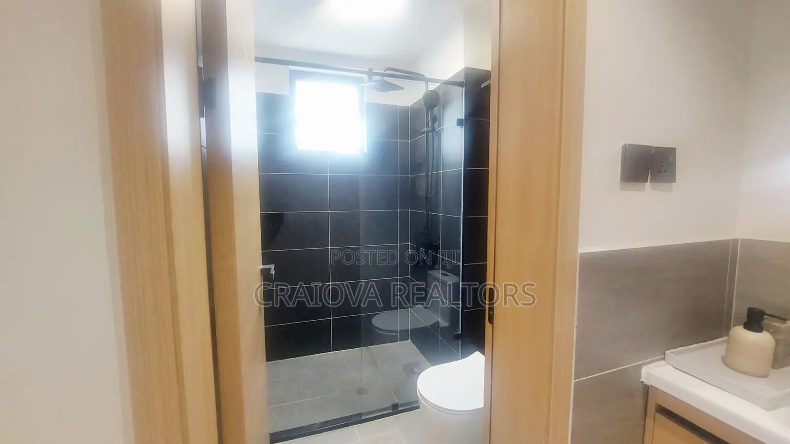 3bdrm Apartment in Gateway Mall Area for sale