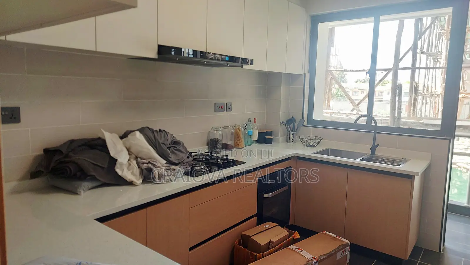 3bdrm Apartment in Gateway Mall Area for sale