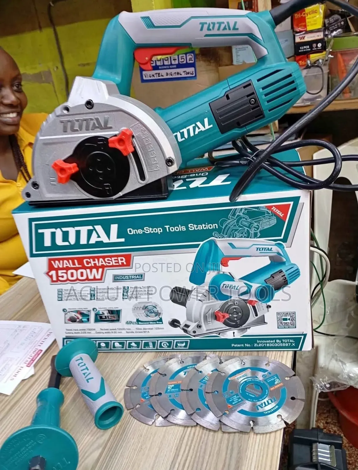 Total Wall Chaser 1500w Comes With 4 Blades