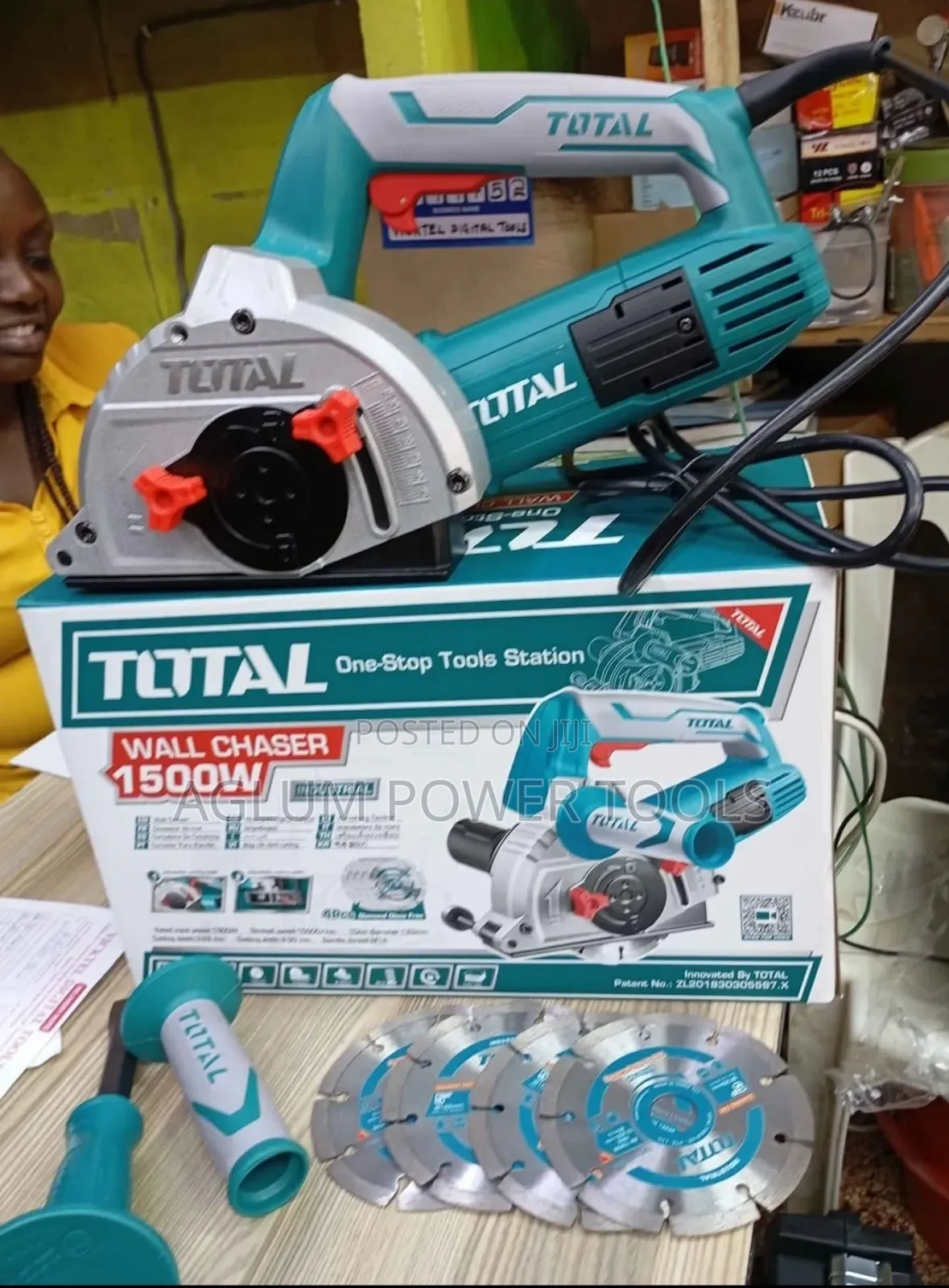Total Wall Chaser 1500w Comes With 4 Blades