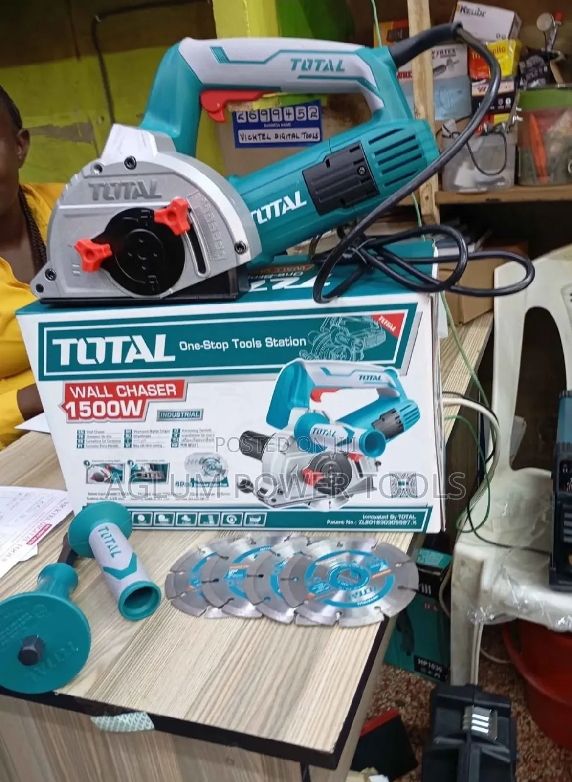Total Wall Chaser 1500w Comes With 4 Blades