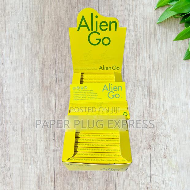 Alien Go Yellow Colored Rolling Paper - 1 1/4 Size