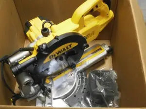 Dewalt Dws773-Gb Compound Mitre Saw.
