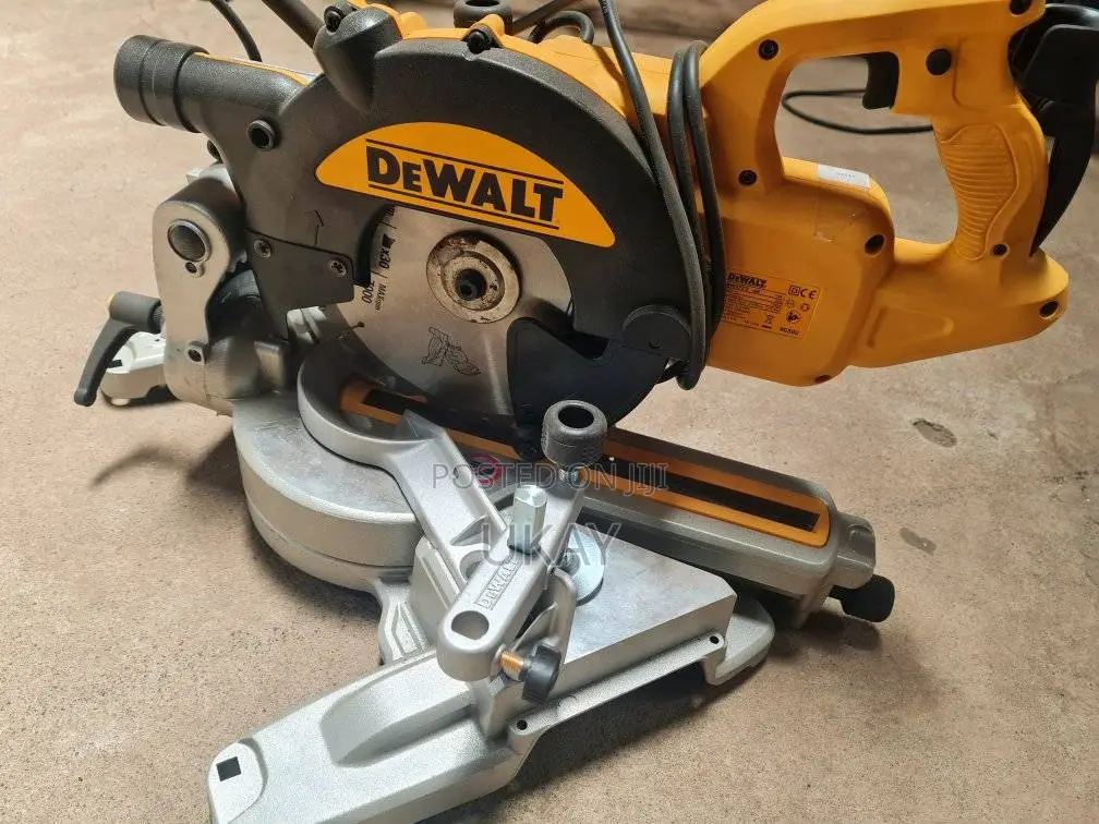 Dewalt Dws773-Gb Compound Mitre Saw.