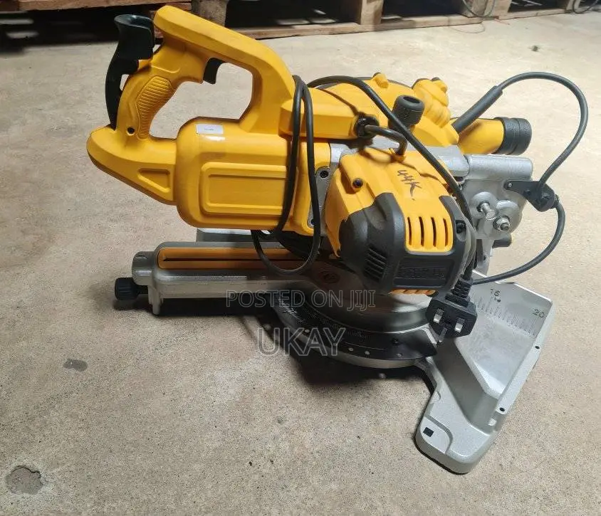 Dewalt Dws773-Gb Compound Mitre Saw.
