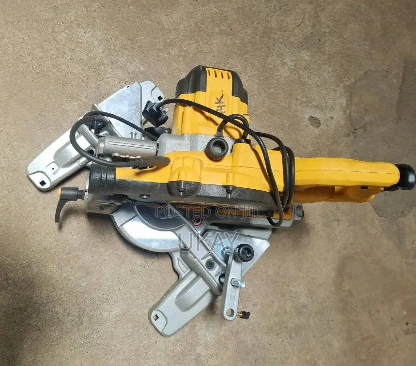 Dewalt Dws773-Gb Compound Mitre Saw.