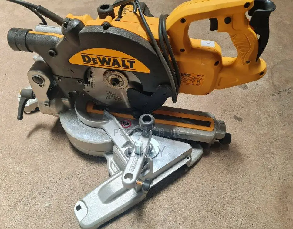 Dewalt Dws773-Gb Compound Mitre Saw.