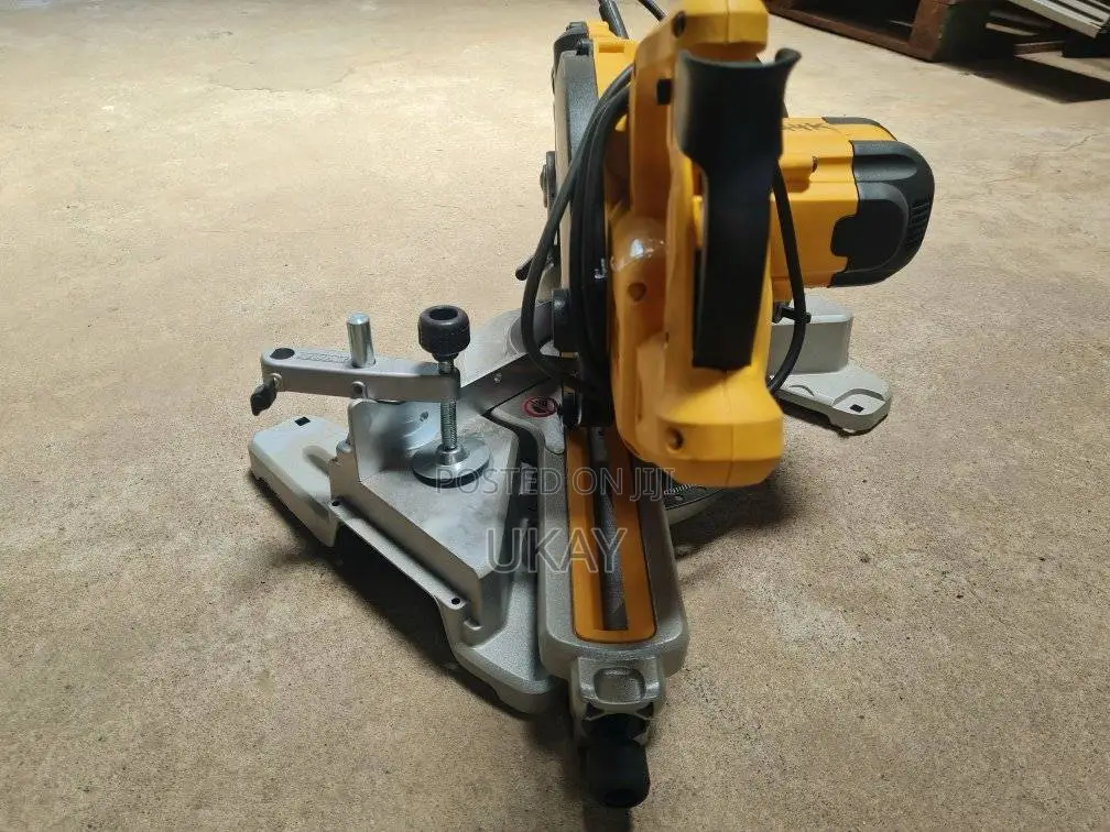 Dewalt Dws773-Gb Compound Mitre Saw.