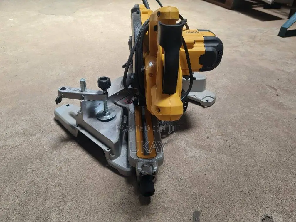 Dewalt Dws773-Gb Compound Mitre Saw.