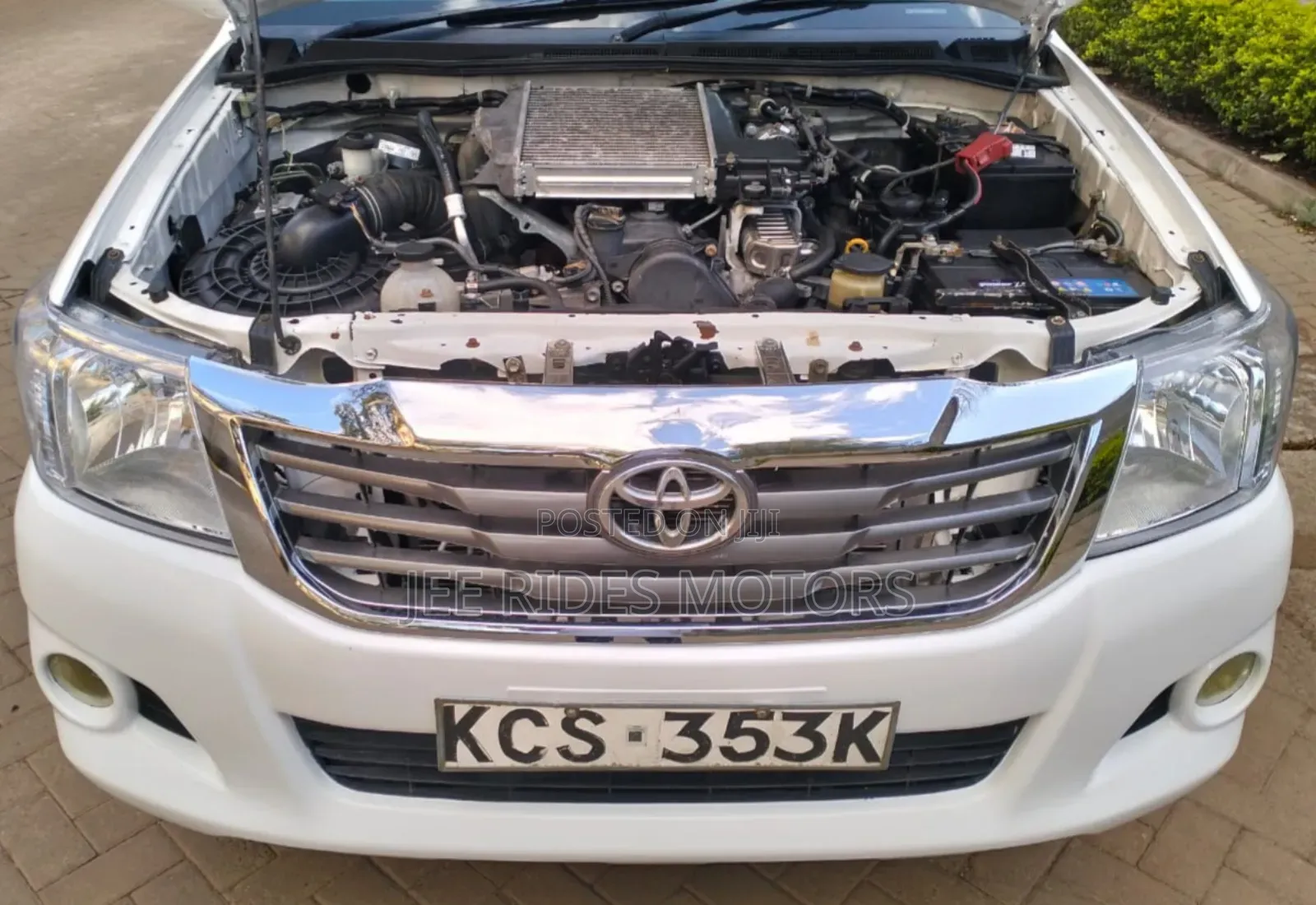 Toyota Hilux 2.5 D-4D 4X4 SRX 2011 White