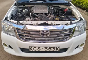 Toyota Hilux 2.5 D-4D 4X4 SRX 2011 White