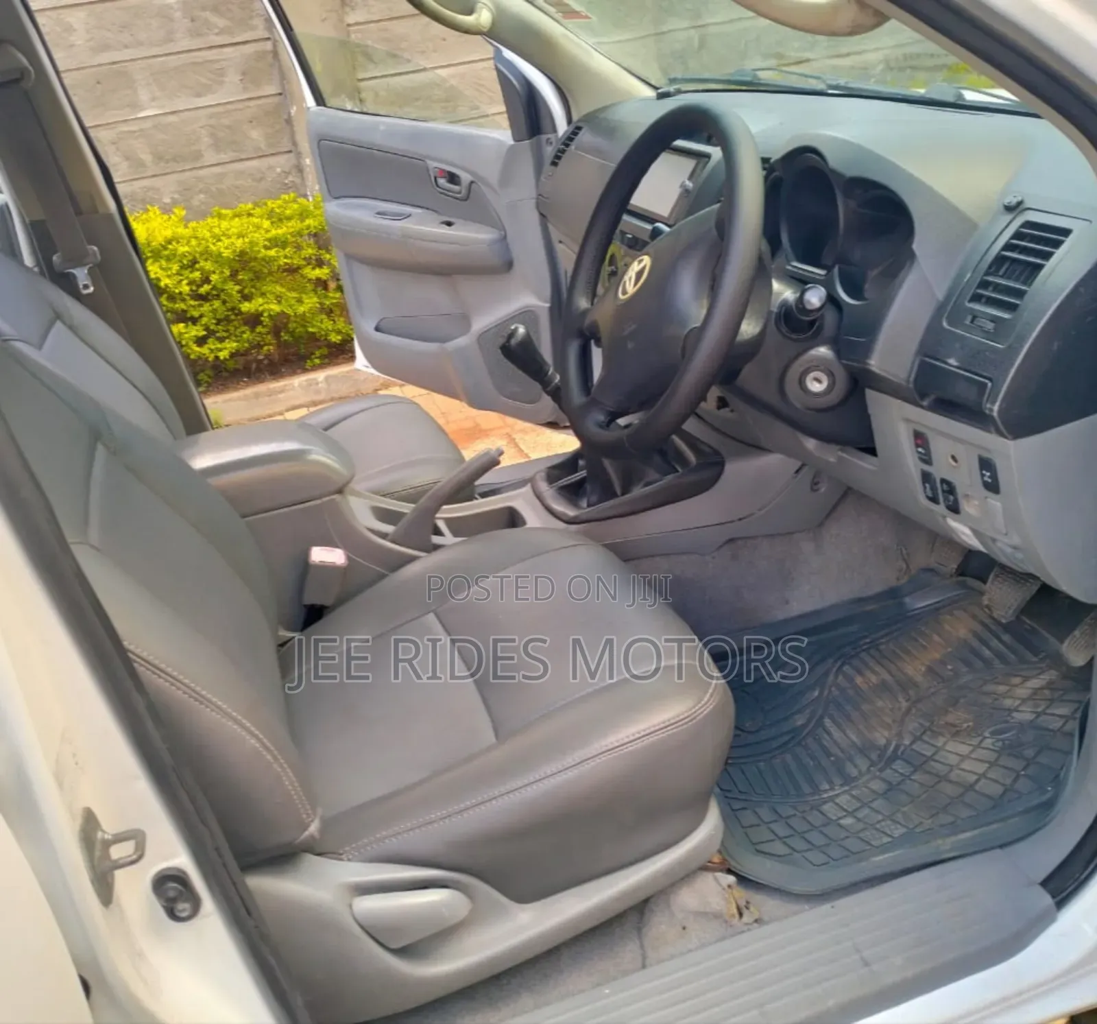 Toyota Hilux 2.5 D-4D 4X4 SRX 2011 White
