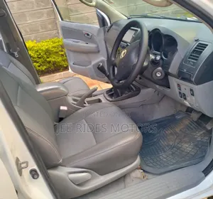 Toyota Hilux 2.5 D-4D 4X4 SRX 2011 White
