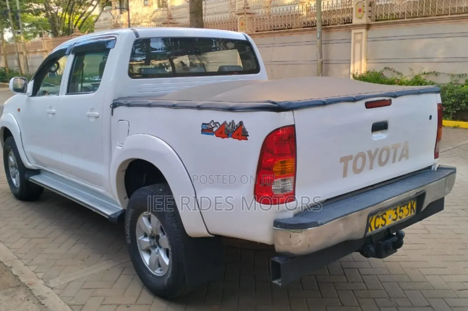 Toyota Hilux 2.5 D-4D 4X4 SRX 2011 White