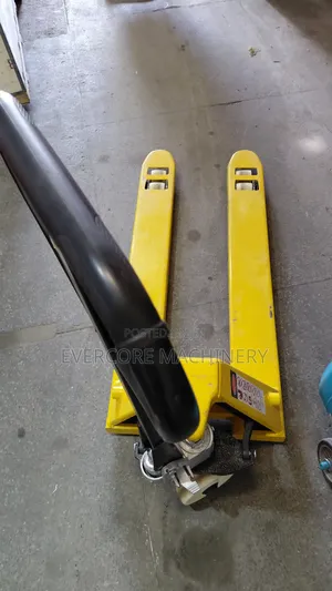 Heavy Duty Pallet Truck 3tonne Lifting Capacity.