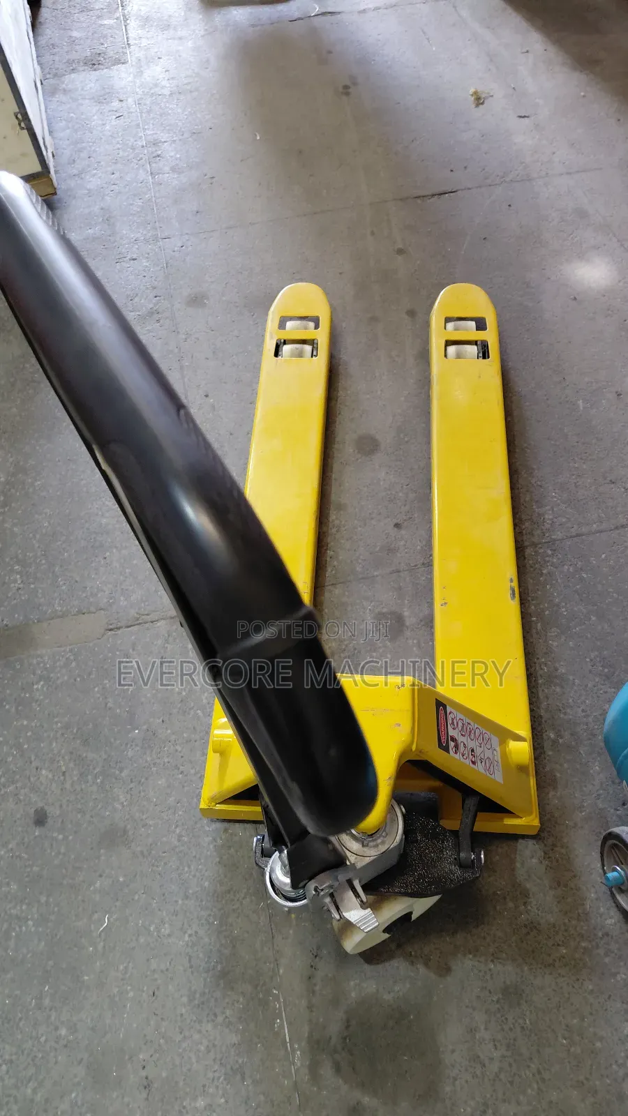 Heavy Duty Pallet Truck 3tonne Lifting Capacity.