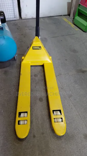 Heavy Duty Pallet Truck 3tonne Lifting Capacity.