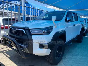 Toyota Hilux 2022 White