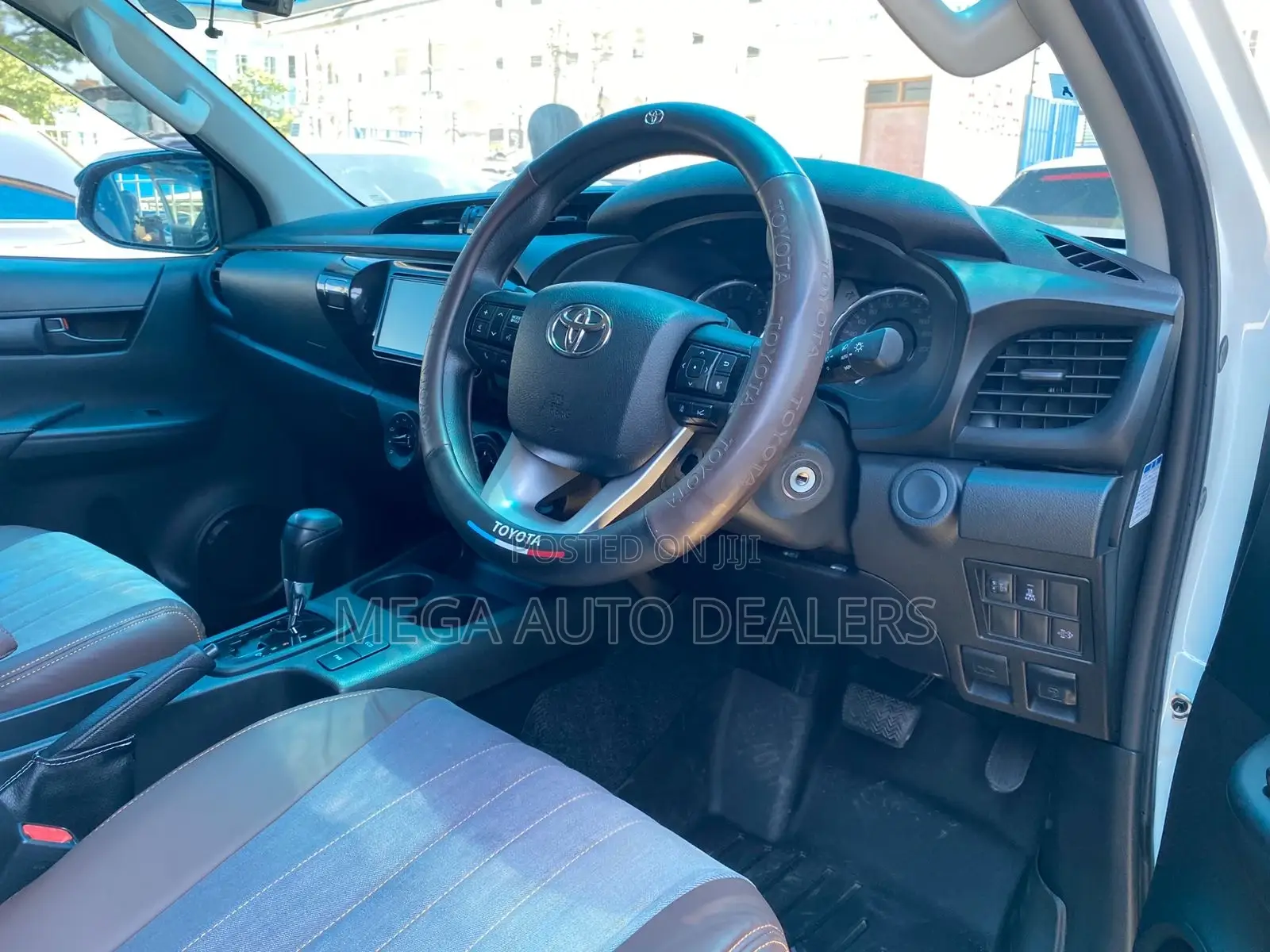 Toyota Hilux 2022 White