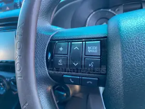 Toyota Hilux 2022 White