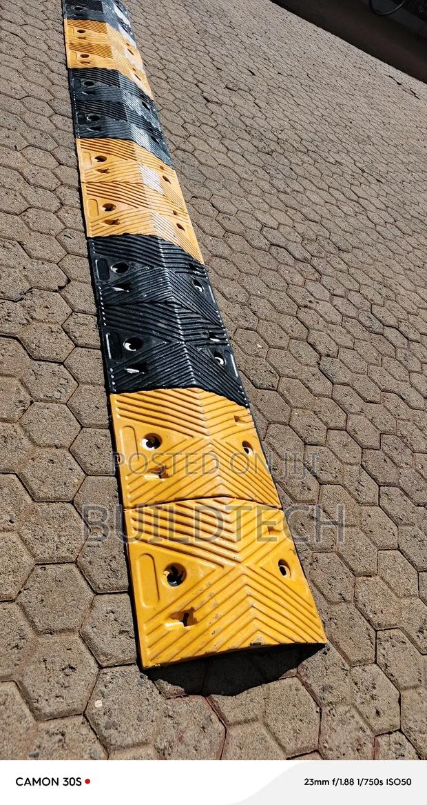 Durable Rubber Speed Bumps For Road Safety - main view